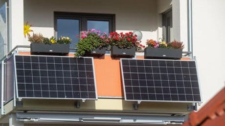 Balkonkraftwerk: Wann sich ein Stromspeicher für die Mini-Solaranlage lohnt