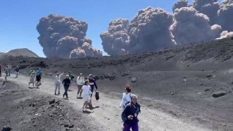 Italie : des touristes prennent la fuite après l’éruption explosive de l’Etna