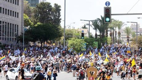 İsrail’de hayat durdu… İşyerlerinde grev meydanlarda protesto