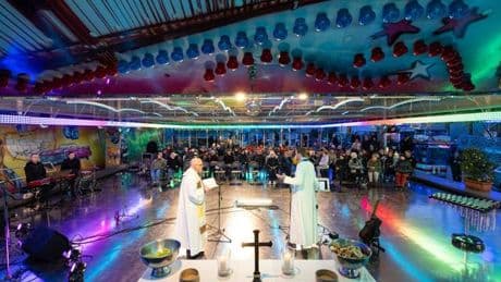 Kirmes statt Kirchenhaus: Beten auf dem Autoscooter - Volksfest-Gottesdienste