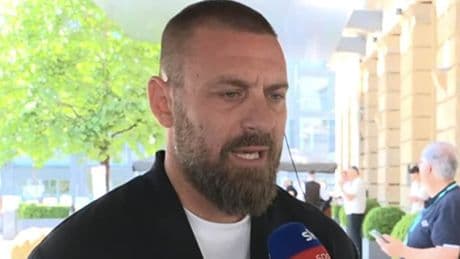 <p>&quot;Inter? Tifo Psg&quot;: De Rossi, siparietto in tv col figlio e reazione da ridere</p>