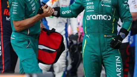 La carcajada de Fernando Alonso y su vaticinio para la doble parada en Mónaco: "Podemos tener suerte y acabar cuartos"