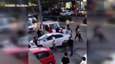 Esenyurt'ta aile içi arazi kavgası kamerada: Sopalarla birbirlerine saldırdılar