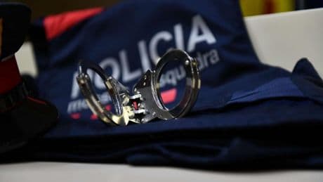 Los Mossos detienen a 24 personas y ponen 138 denuncias por tenencia de drogas o armas