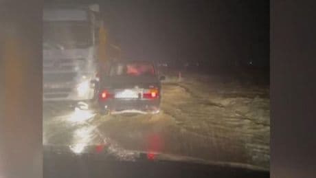 Polatlı’daki sağanak nedeniyle araçlar sel sularına kapıldı