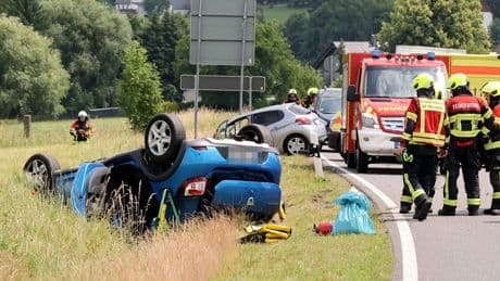Zwei Schwerverletzte - Auto überschlagt sich nach Frontal-Crash