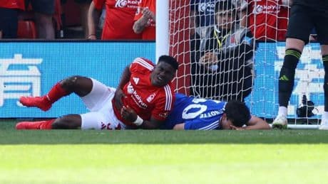 Taiwo Awoniyi, el futbolista de la Premier League en coma inducido tras chocar contra el palo en un partido