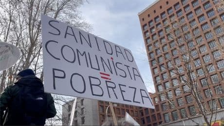 Los médicos presentan 40.000 firmas contra Mónica García y le convocan otra manifestación