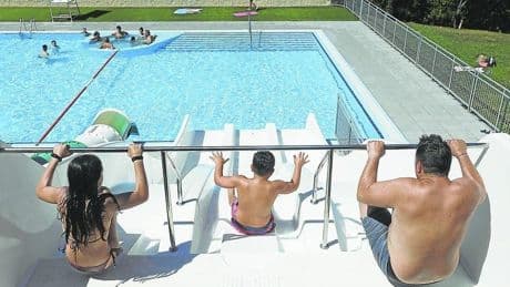 La entrada a las piscinas municipales de Bizkaia oscila entre los 1,8 y los 9 euros