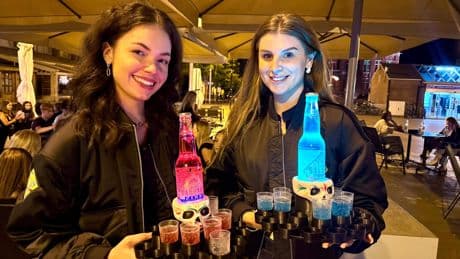 Politie Knokke heeft handen vol aan laveloze tienermeisjes uit het Gooi en Amsterdam: ’Soms zeggen ouders: laat maar in de cel’