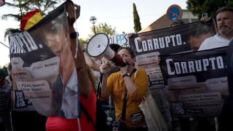 Vox y grupos de ultraderecha protestan contra Sánchez en las inmediaciones de la Moncloa