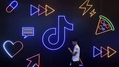 Retos virales, bailes, clips de humor, influencers a sueldo y códigos QR en aulas: TikTok y el control de los jóvenes en Asia
