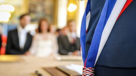« Nous, maires, demandons l’interdiction des mariages d’étrangers en situation irrégulière ou sous OQTF »