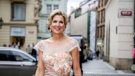 ’Ook al miste Máxima haar man, ze straalde in een romantische herhaaljurk’