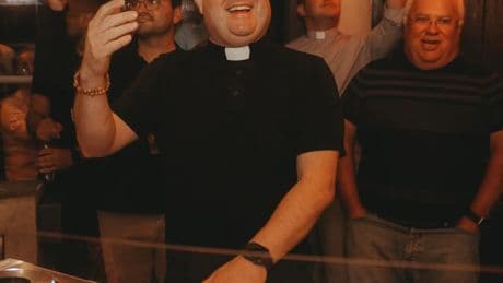 De misa a la cabina: un famoso 'cura DJ' revolucionará las Fiestas del Pilar de Zaragoza