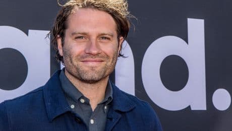 Acteur Sascha Visser voor de wet getrouwd: ’Kan niet wachten tot onze bruiloft op Sardinië’