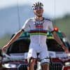 Superieure Pogacar neemt op Hautacam revanche op Vingegaard en zet Tour naar zijn hand