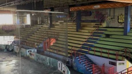 Milano, Agorà del ghiaccio abbandonato a pochi mesi dalle Olimpiadi: "Condizioni raccapriccianti"