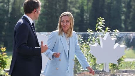 "Instable, endettée, assiégée": à l'étranger (et surtout en Italie) on se gausse de la France, ce grand malade de l'Europe "en soins intensifs"
