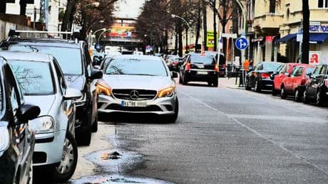 Mit Warnblinker in zweiter Reihe parken: Es drohen gleich zwei Strafen