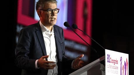 Insultes de Guedj contre Mélenchon : Faure déplore la situation et renvoie les deux hommes dos à dos
