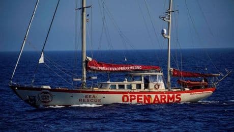 Open Arms rescata a 54 migrantes atrapados tres días en una plataforma petrolífera