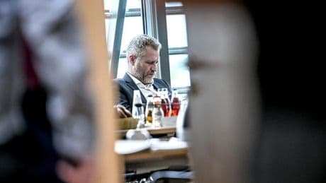 Verdacht auf Geldwäsche: EU-Parlamentsausschuss für Aufhebung von Bystrons Immunität
