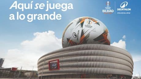 Aparece un balón gigante en la cubierta del San Mamés para la final de la Europa League