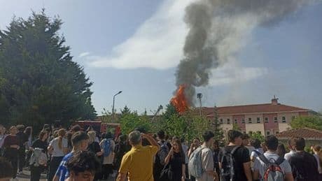 Kocaeli'de fen lisesinde yangın çıktı: Öğrenciler tahliye ediliyor