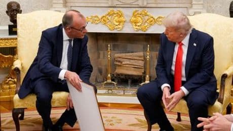 Friedrich Merz: Als Donald Trump über Angela Merkel lästern will, schweigt der Kanzler