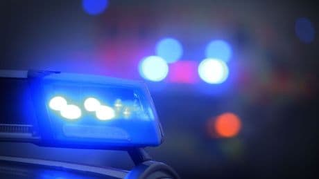 Polizei: Streifenwagen und Taxi stoßen zusammen