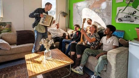 Studenten, starters en statushouders wonen samen in één pand: ’Voorbeeld dat integratie goed kan werken’