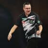 Gian van Veen schakelt nummer 1 van de wereld uit op World Matchplay: ‘Grootste zege uit mijn carrière’