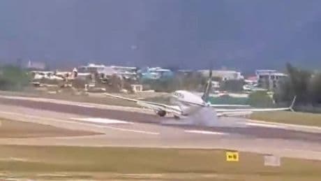 Choc all'aeroporto ai Caraibi: aereo atterra senza carrello, passeggeri terrorizzati