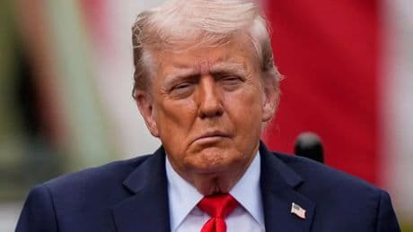La mancha en la mano, la boca torcida... los signos que despiertan los rumores sobre la salud de Trump