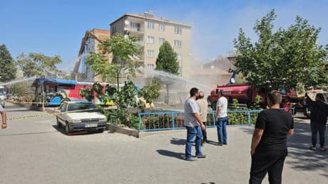 Sındırgı'da depremde ağır hasar gören binalar yıkılmaya devam ediyor