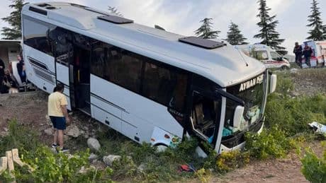 Isparta'da yolcu otobüsüyle tur midibüsü çarpıştı: 28 yaralı