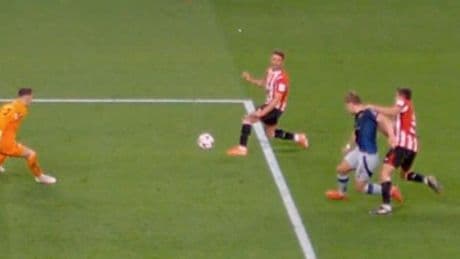 El polémico penalti de Vivián que acaba con su expulsión y puede marcar la eliminatoria