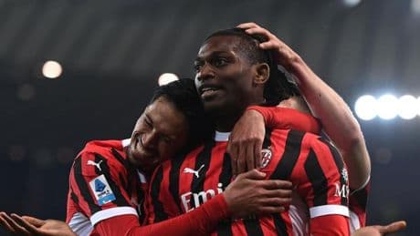 Leao luce y el Milan se acerca a Europa en un partido accidentado