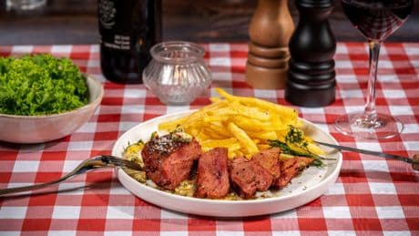 Steak saignant, pastrami, saucisse… Comment la fausse viande se perfectionne pour ressembler à la vraie