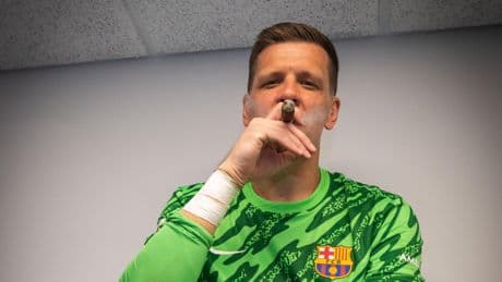 Locura por 'Tek' en la rúa de celebración del FC Barcelona: gritan "Szczesny fumador" al paso del autobús blaugrana