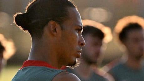 Van Dijk: "Es extraño tener que volver a jugar a fútbol tras la muerte de Diogo Jota"
