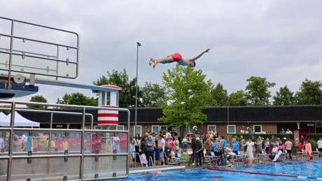 Becken zu flach?: Freibad-Posse: Drei-Meter-Turm in Wiedenbrück wieder offen