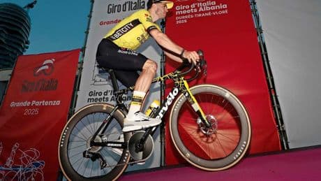 LIVE Giro d’Italia - etappe 1: roze lonkt voor Wout van Aert, Taco van der Hoorn in eerste vlucht