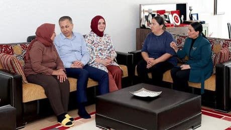 Bakan Yerlikaya, şehit olan çarşı ve mahalle bekçisi Halil Kara'nın ailesini ziyaret etti