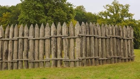 Erstaunlich - Hinter diesem Zaun sind wir glücklicher