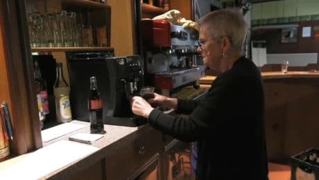 "L'heure est là": à 86 ans, Ginette assure son dernier service après 65 ans passés derrière son bar