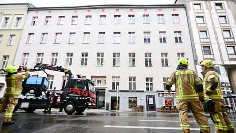 Fünfstöckiges Wohnhaus mitten in Berlin droht Einsturz – Feuerwehr räumt Gebäude