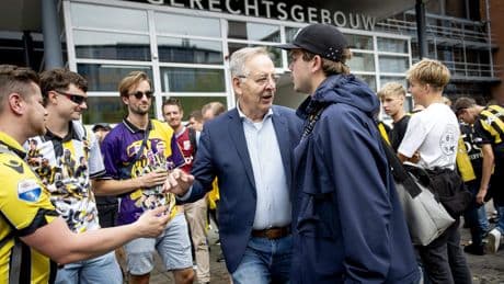 Oud-voorzitter Karel Aalbers van Vitesse in tranen na kort geding: ’Als je iemand doodschiet dan is het voorbij’