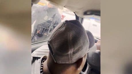 Video zeigt Vorfall: ICE-Agenten kontrollieren Migranten im Auto – dann fallen Schüsse